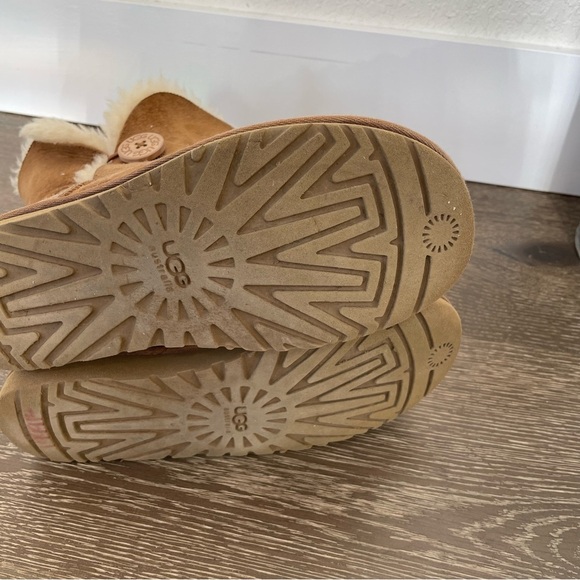 Ugg Australia Bailey Button II Short Boot Booties Size 5 Chestnut suede Uggs tan - Picture 11 of 11